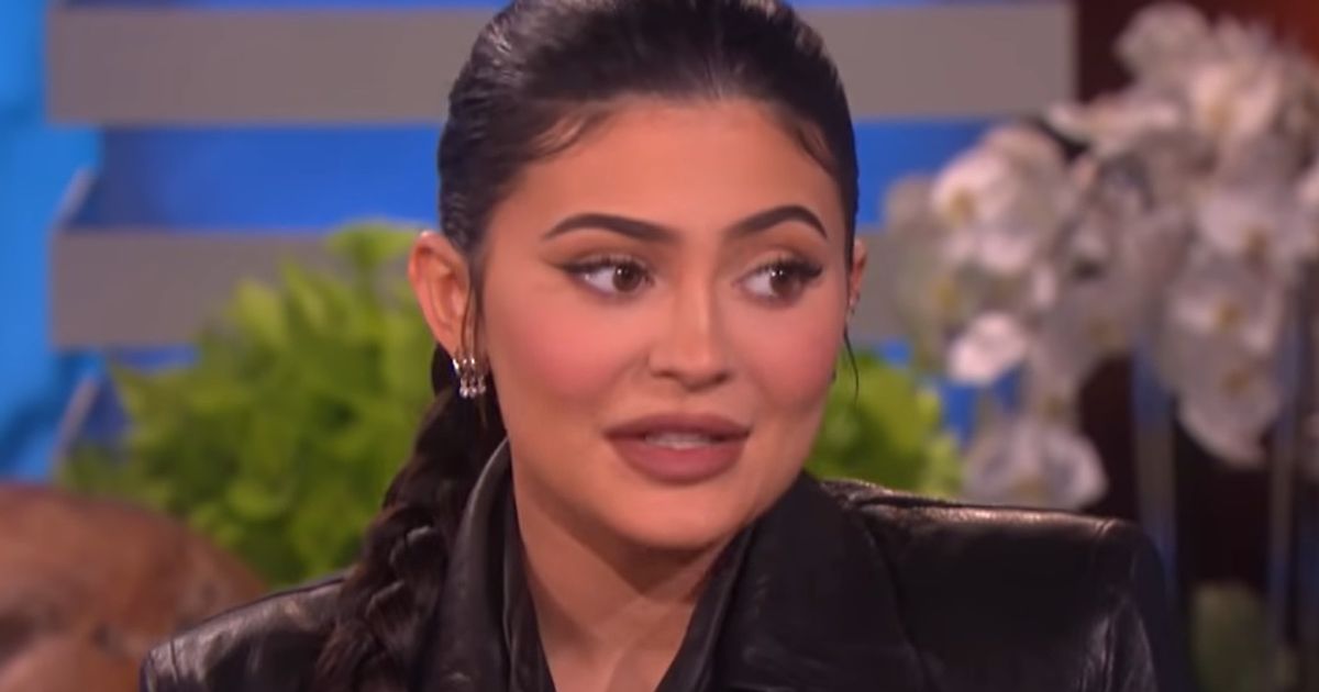 kylie-jenner-did-not-look-happy-while-posing-for-a-photo-with-a-producer-kylie-cosmetics-mogul-reportedly-accused-of-having-a-bad-attitude