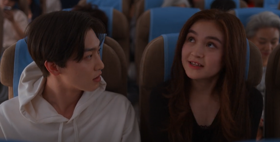 Min Ho and Kitty riding the same plane in XO, Kitty Season 1 finale