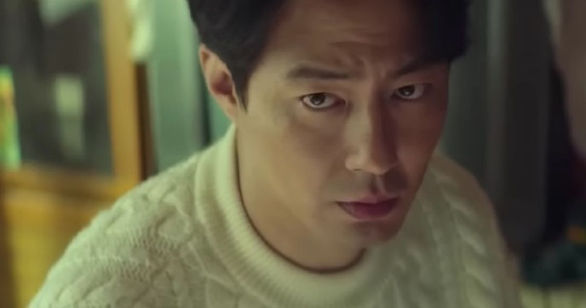 Zo In-sung as Kim Doo-sik in Moving
