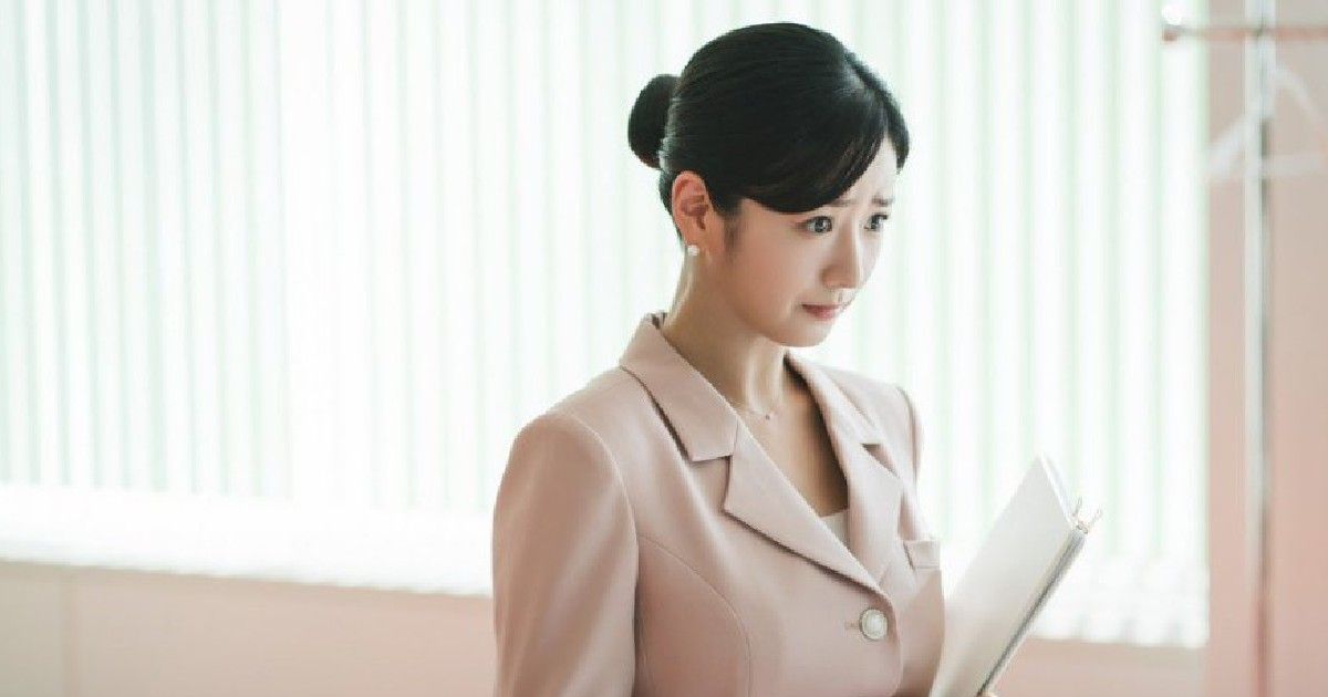 Queen of Tears Secretary Na: Yoon Bo-Mi as Secretary Na in Queen of Tears