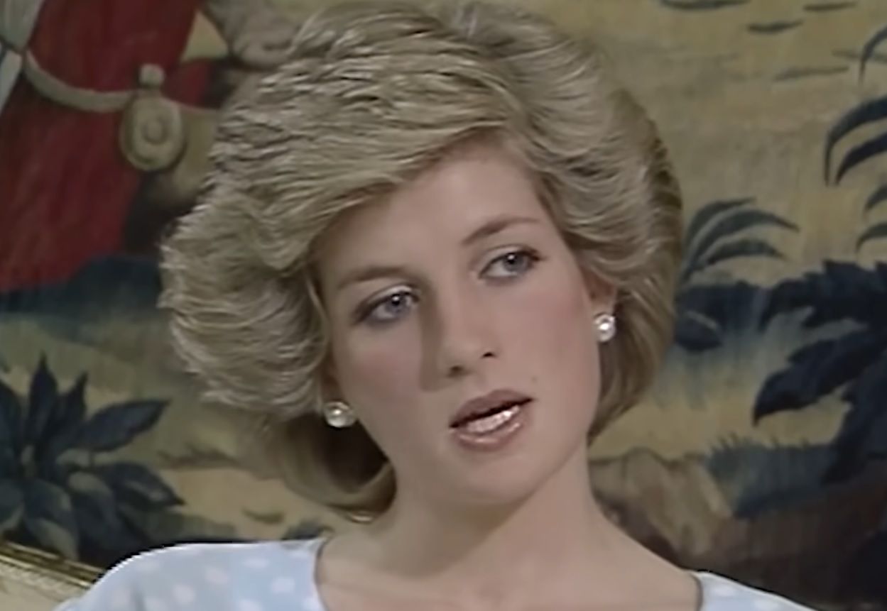 princess-diana-really-smart-for-avoiding-questions-about-queen-mother-during-her-panorama-interview-prince-harrys-mom-reportedly-knew-how-popular-queen-elizabeths-mom-was