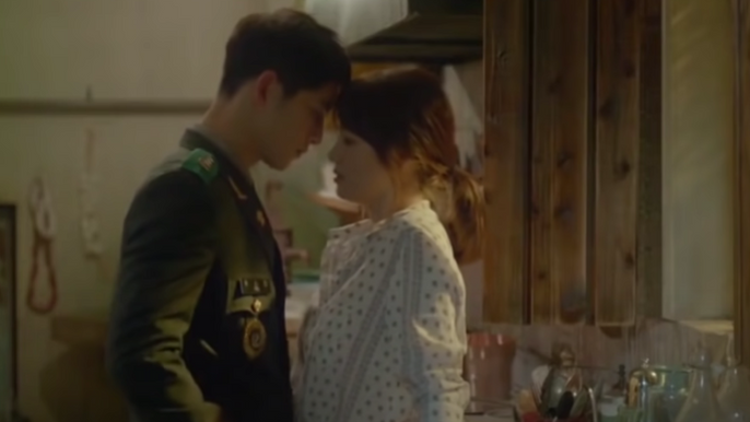 song-hye-kyo-song-joong-kis-old-descendants-of-the-sun-kissing-scene-featured-on-kbss-50th-anniversary-special-fans-react