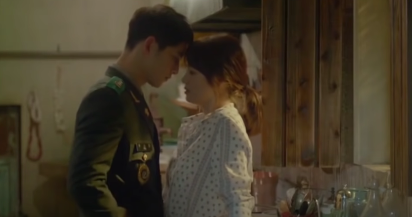 song-hye-kyo-song-joong-kis-old-descendants-of-the-sun-kissing-scene-featured-on-kbss-50th-anniversary-special-fans-react