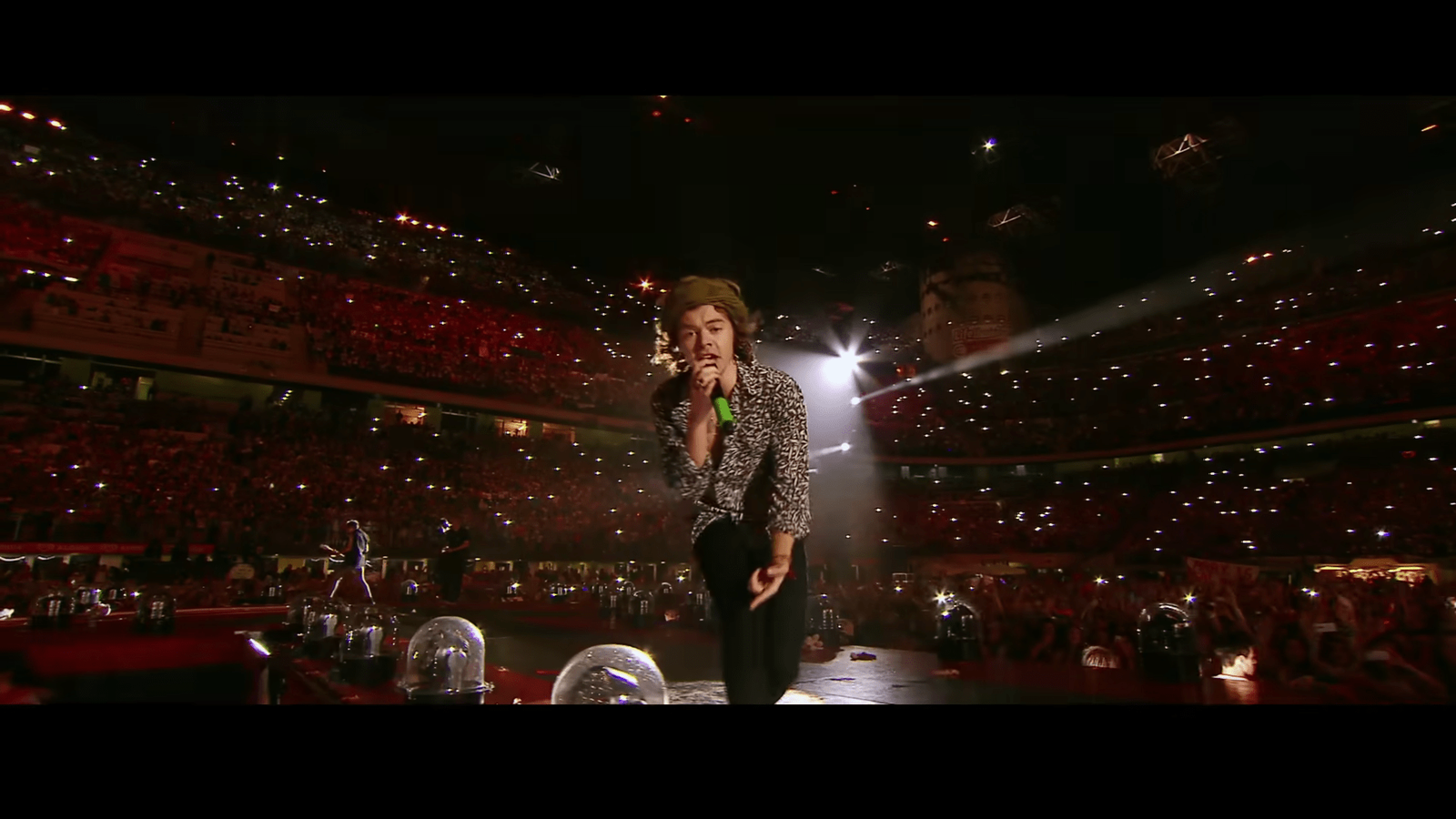 Harry Styles performing Best Song Ever