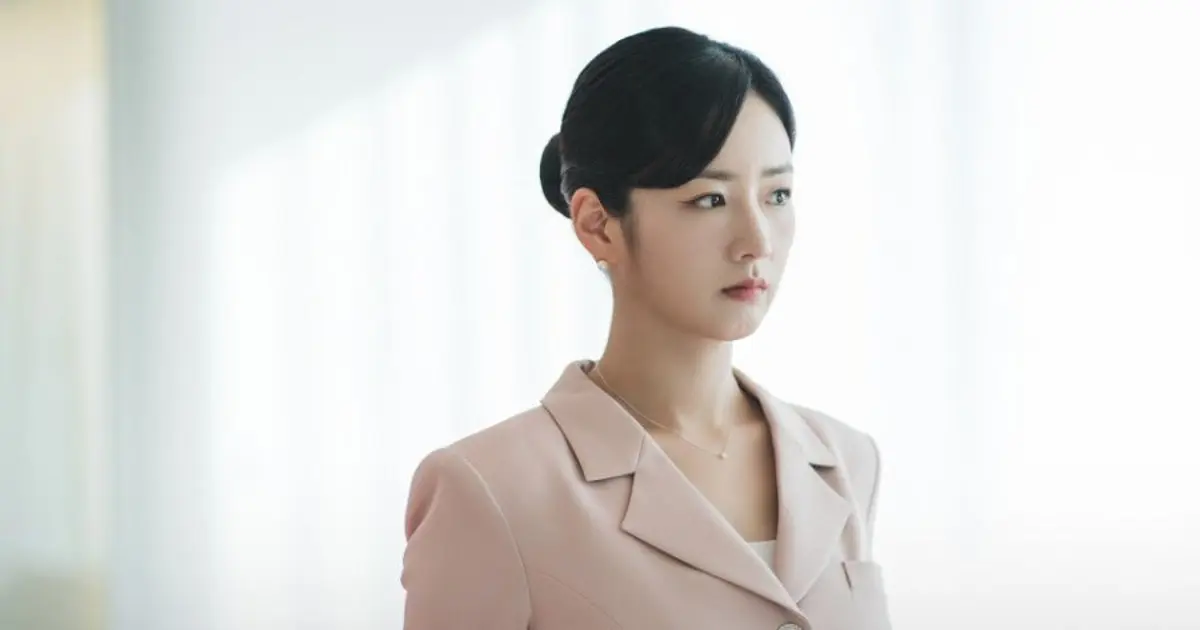 Queen of Tears Secretary Na: Yoon Bo-Mi as Secretary Na in Queen of Tears