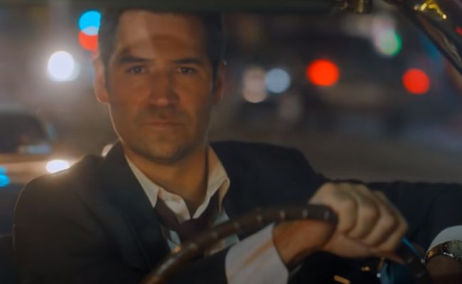  Manuel Garcia-Rulfo as Mickey Haller driving a car in The Lincoln Lawyer