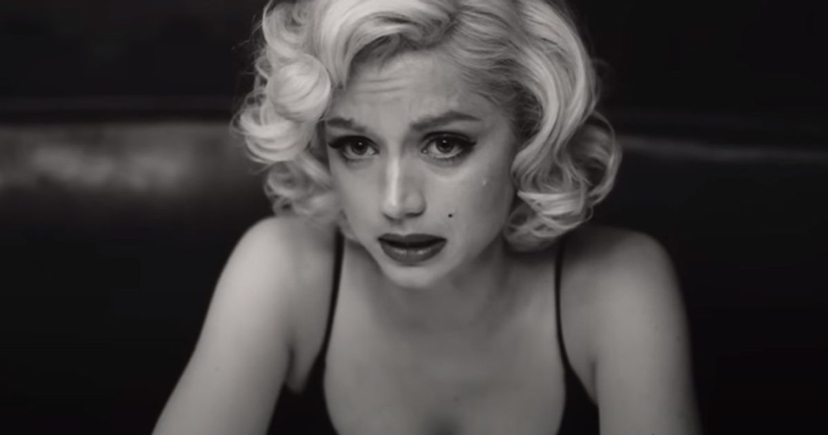 Blonde Ana de Armas as Marilyn Monroe looking at a mirror