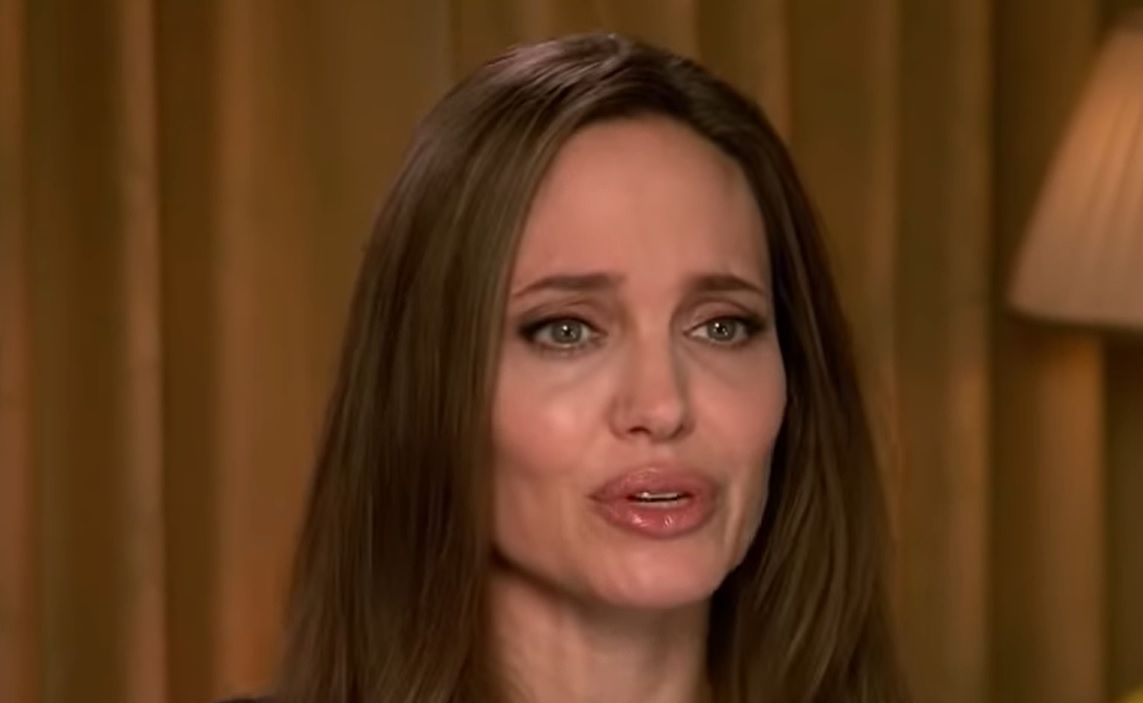 angelina-jolie-shock-brad-pitts-ex-wife-suffers-from-arthritis-the-eternals-stars-hands-allegedly-deformed