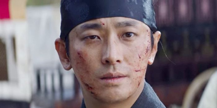 Kingdom Ju Ji-hoon as Prince Lee Chang staring at camera