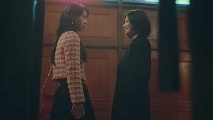 Lim Ji-Yeon as Park Yeon-Jin,  Song Hye Kyo as Moon Dong-Eun in The Glory
