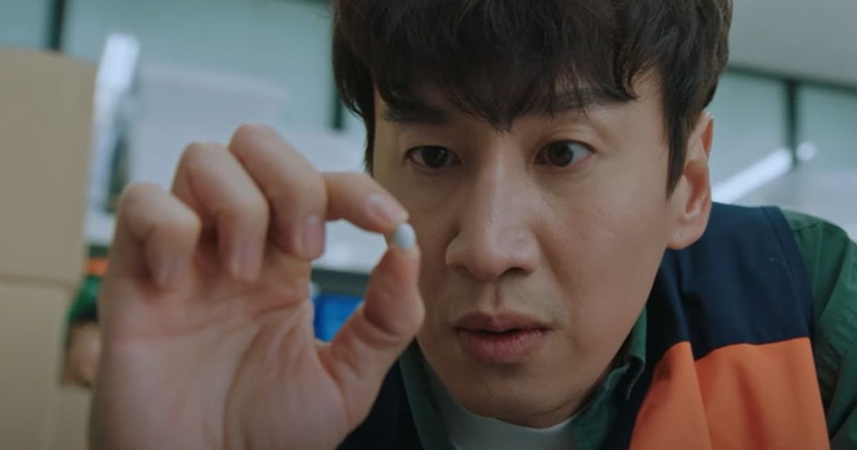 the-killers-shopping-list-unveils-stills-of-lee-kwang-soos-character-looking-desperate-to-investigate-mysterious-murder-case