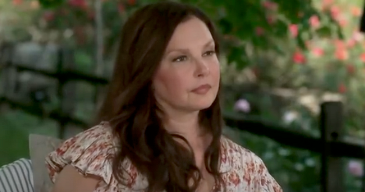 ashley-judd-shock-double-jeopardy-actress-says-mom-naomi-judd-was-still-alive-when-she-found-her-after-shooting-herself