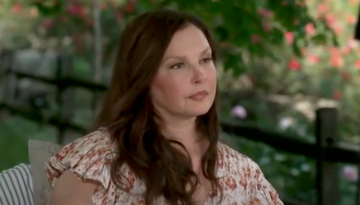 ashley-judd-shock-double-jeopardy-actress-says-mom-naomi-judd-was-still-alive-when-she-found-her-after-shooting-herself