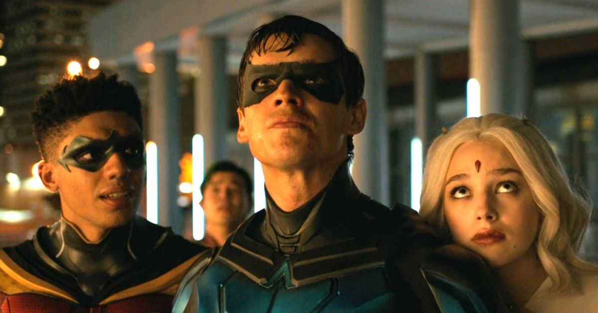 Robin, Nightwing, and Raven look up at the sky