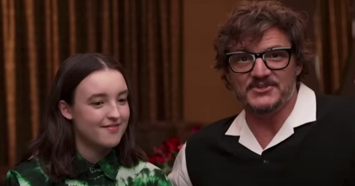 pedro-pascal-explains-to-bella-ramsey-why-he-always-places-a-hand-on-his-torso-on-red-carpets