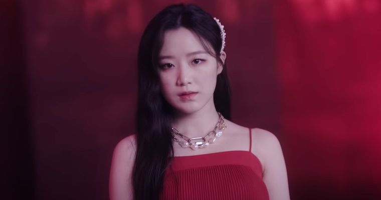 gi-dle-shuhua-unleashes-rage-after-suffering-from-water-gun-shots-in-the-face-during-2022-waterbomb-festival