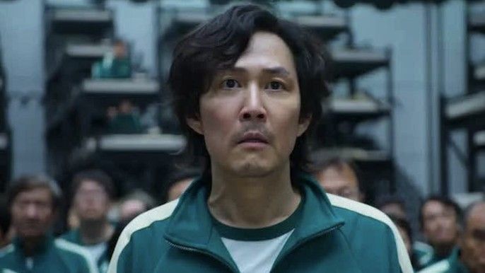 squid game actor Lee Jung-jae portraying Seong Gi-hun wearing green jumpsuit