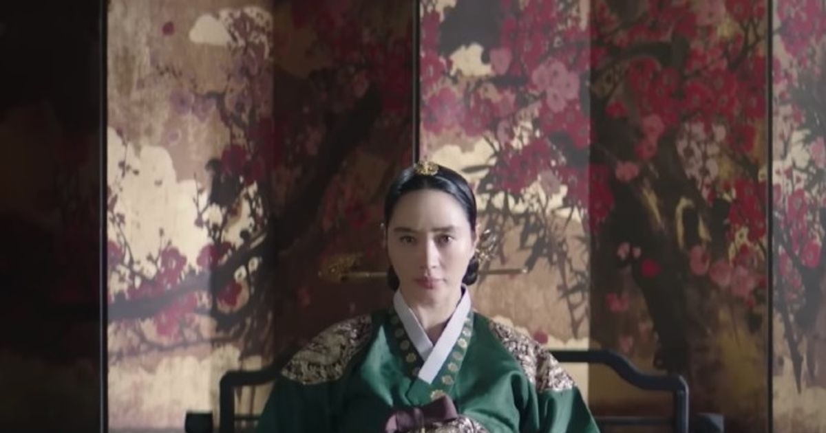 Kim Hye-soo as Queen Im Hwa Ryeong in under the queen's umbrella 