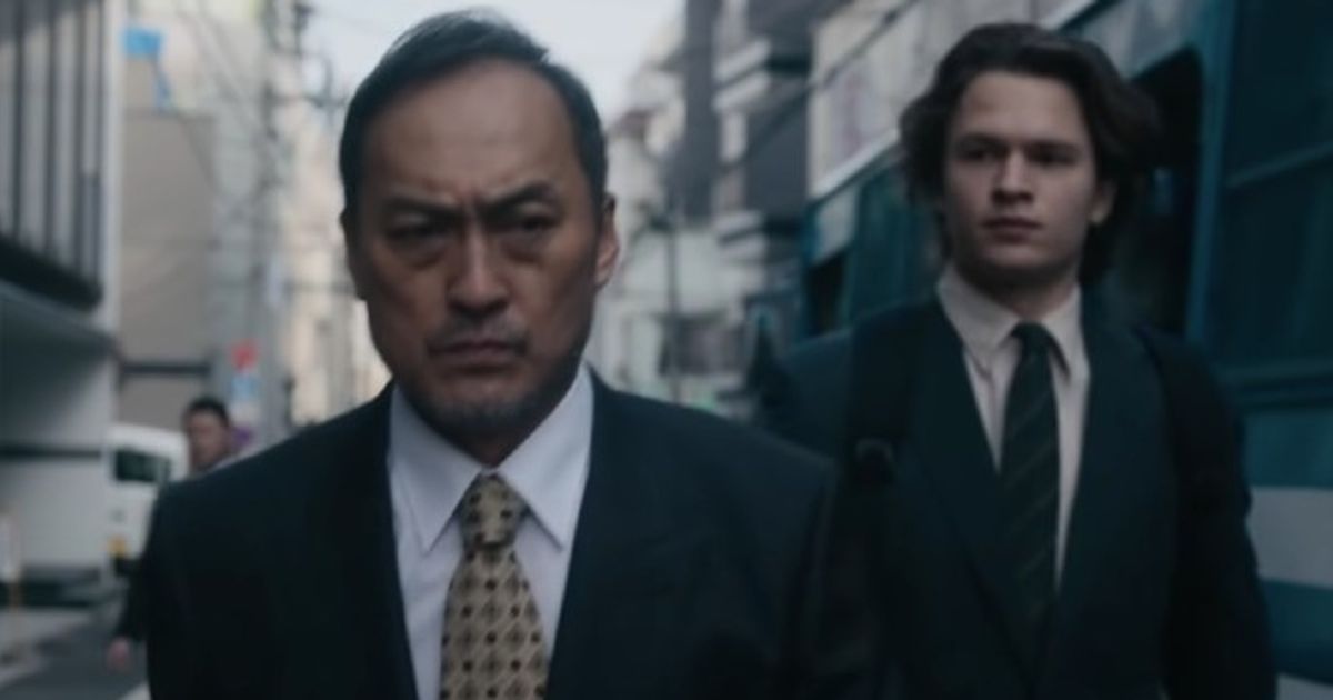 Tokyo Vice Ansel Elgort as Jake Adelstein and Ken Watanabe as Hiroto Katagiri exiting bus